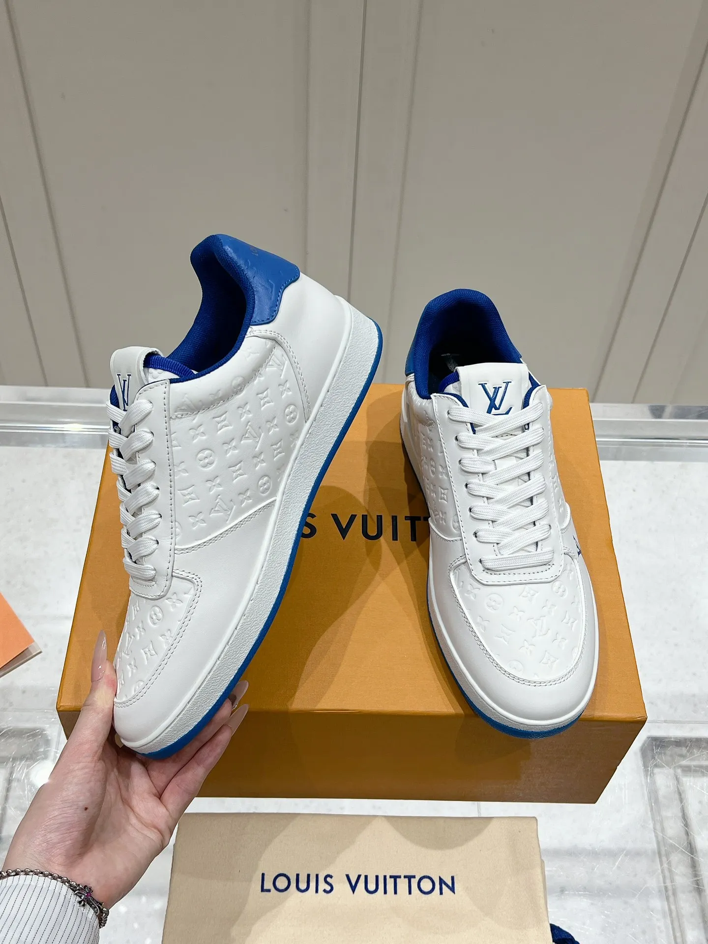 👟👟Ex-factory price 680👟👟 LV new style casual white shoes for men, simple and fashionable, light and comfortable, size: 39-44 (order 45)